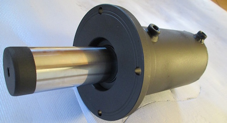 Siłownik hydrauliczny przyczepowy